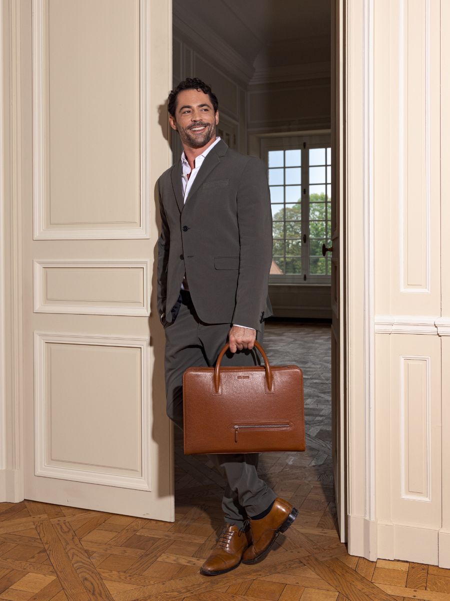 photo-vue-zoom-matiere-porte-document-cuir-unisexe-marron-jean-naturel-paul-marius-b09-l