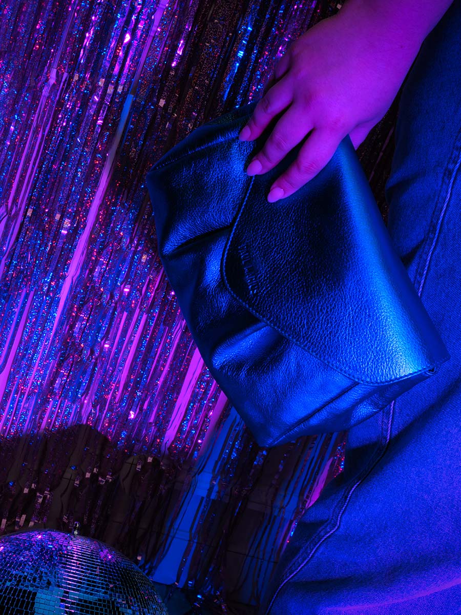 photo-porte-sac-bandouliere-cuir-femme-bleu-suzon-m-ultraviolet-paul-marius