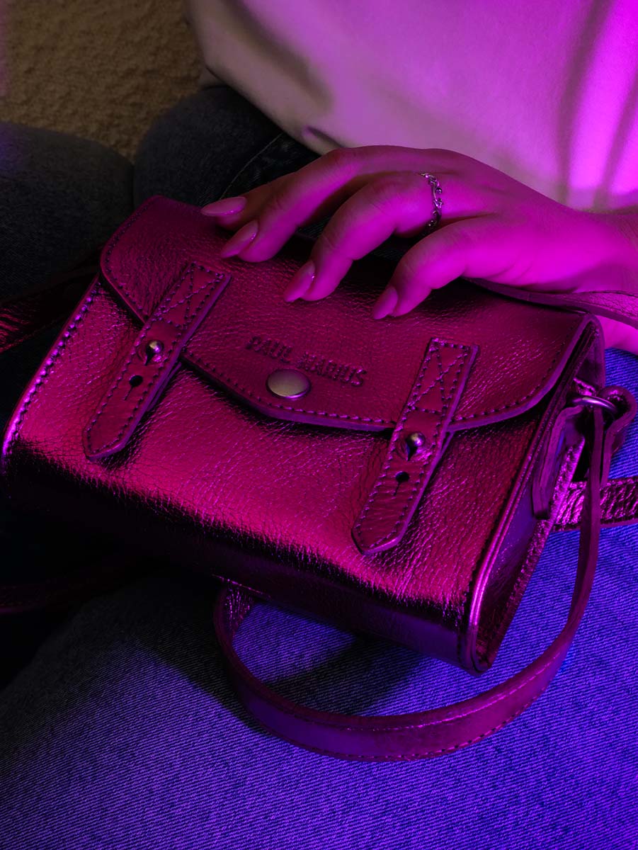 photo-matiere-sac-bandouliere-cuir-femme-rose-le-mini-indispensable-ultraviolet-paul-marius-w08s-uv-pi