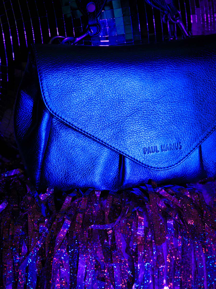 photo-matiere-sac-bandouliere-cuir-femme-bleu-suzon-m-ultraviolet-paul-marius