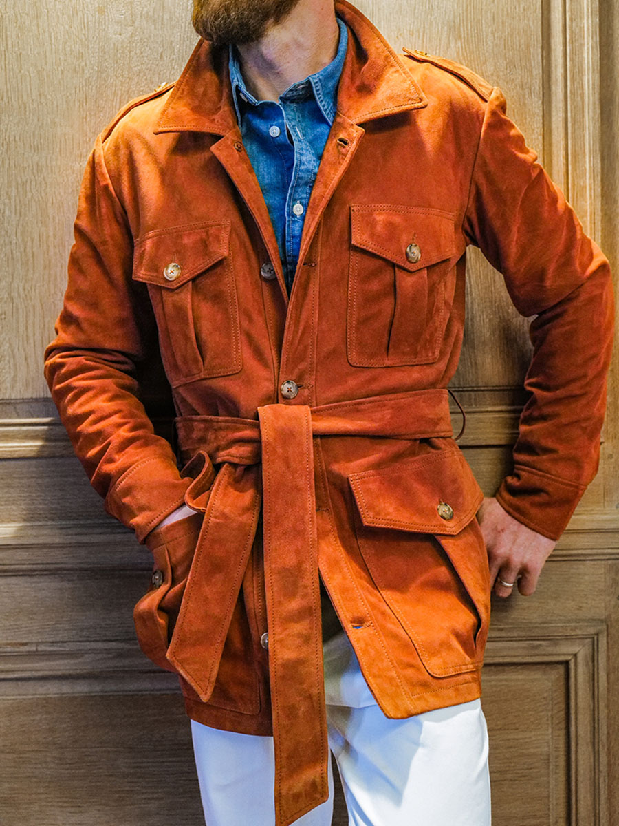 photo-vue-portee-veste-saharienne-cognac-cuir-homme-lasaharienne-cognac-rodeo-paul-marius