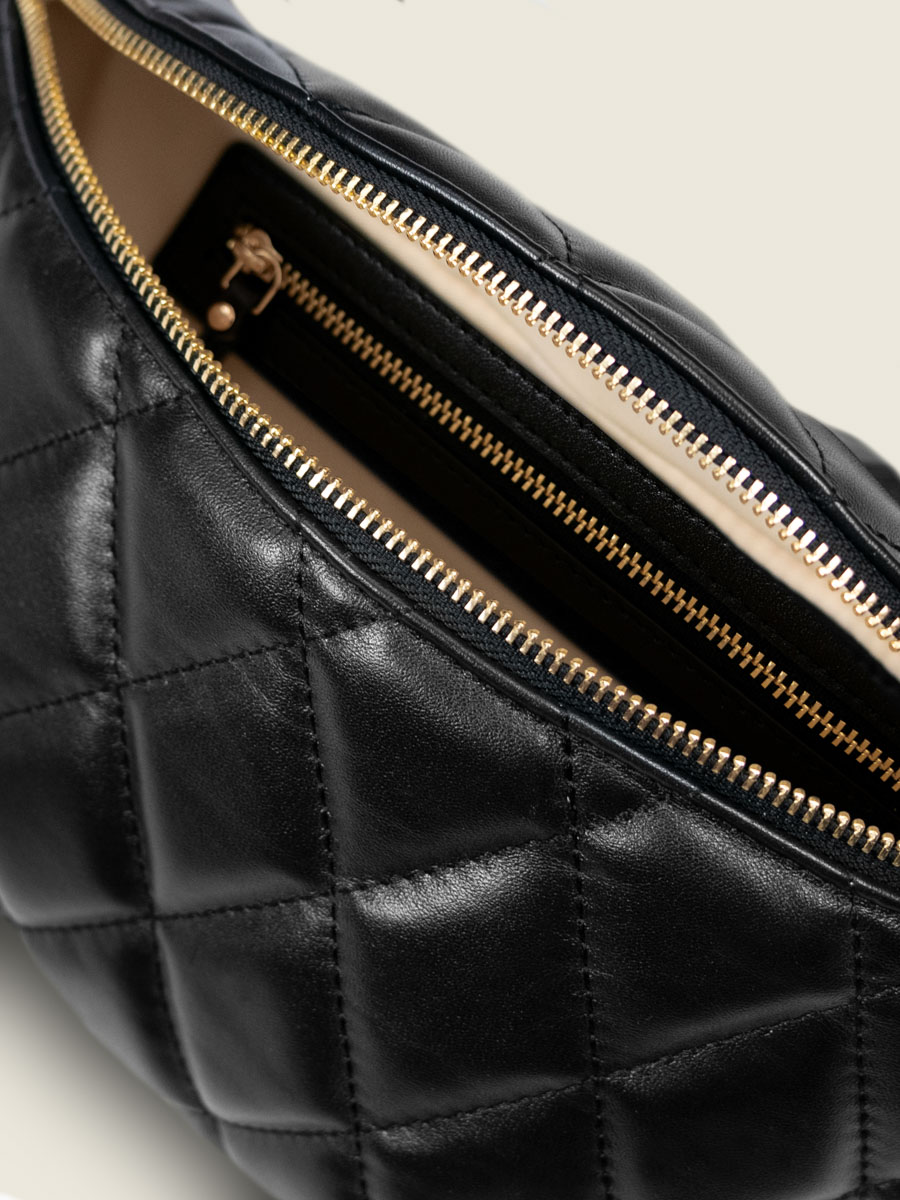 sac-banane-matelasse-labanane-diamant-noir-vue-interieure-m503-mat-d-b