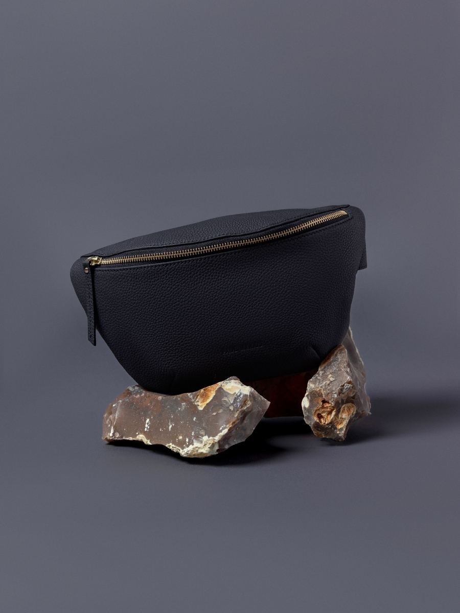 sac-banane-cuir-labanane-noir-charbon-vue-zoom-matiere-m503-bm-b