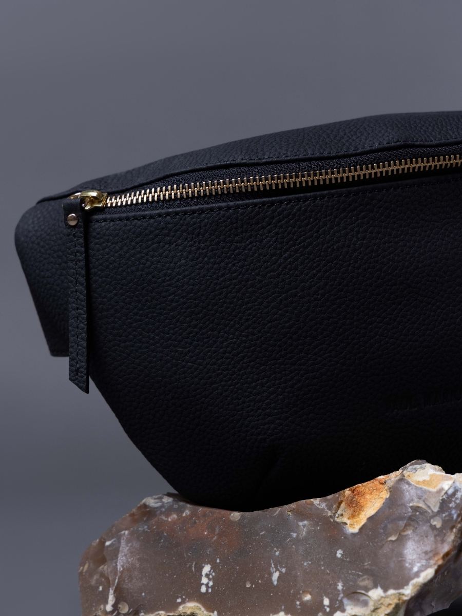 sac-banane-cuir-labanane-noir-charbon-vue-portee-m503-bm-b