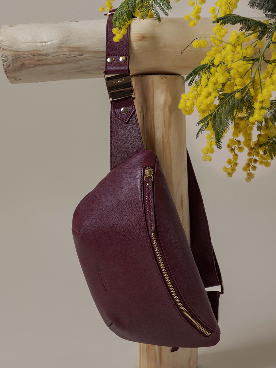 sac-banane-cuir-labanane-pourpre-vue-portee-m503-p