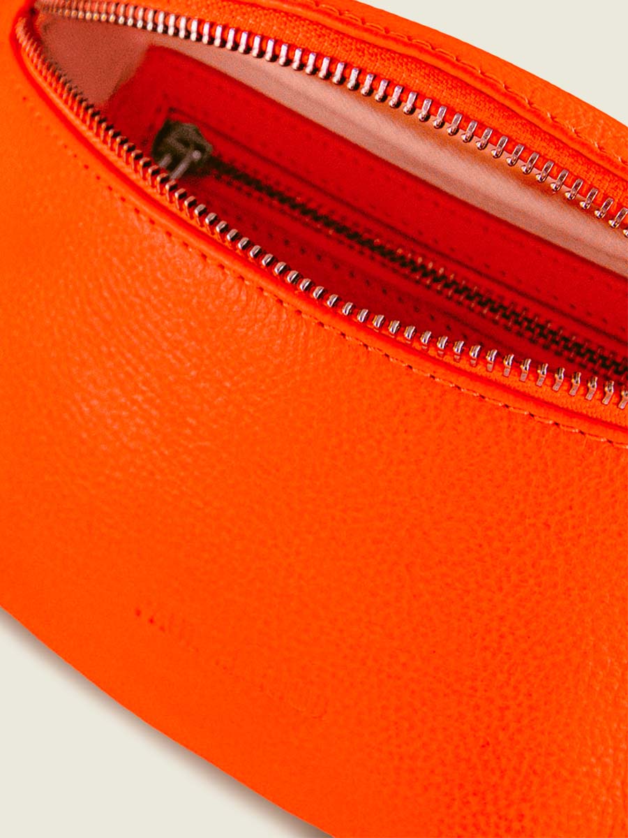 photo-vue-interieure-sac-banane-cuir-orange-labanane-xs-neon-paul-marius-m503xs-ne-o