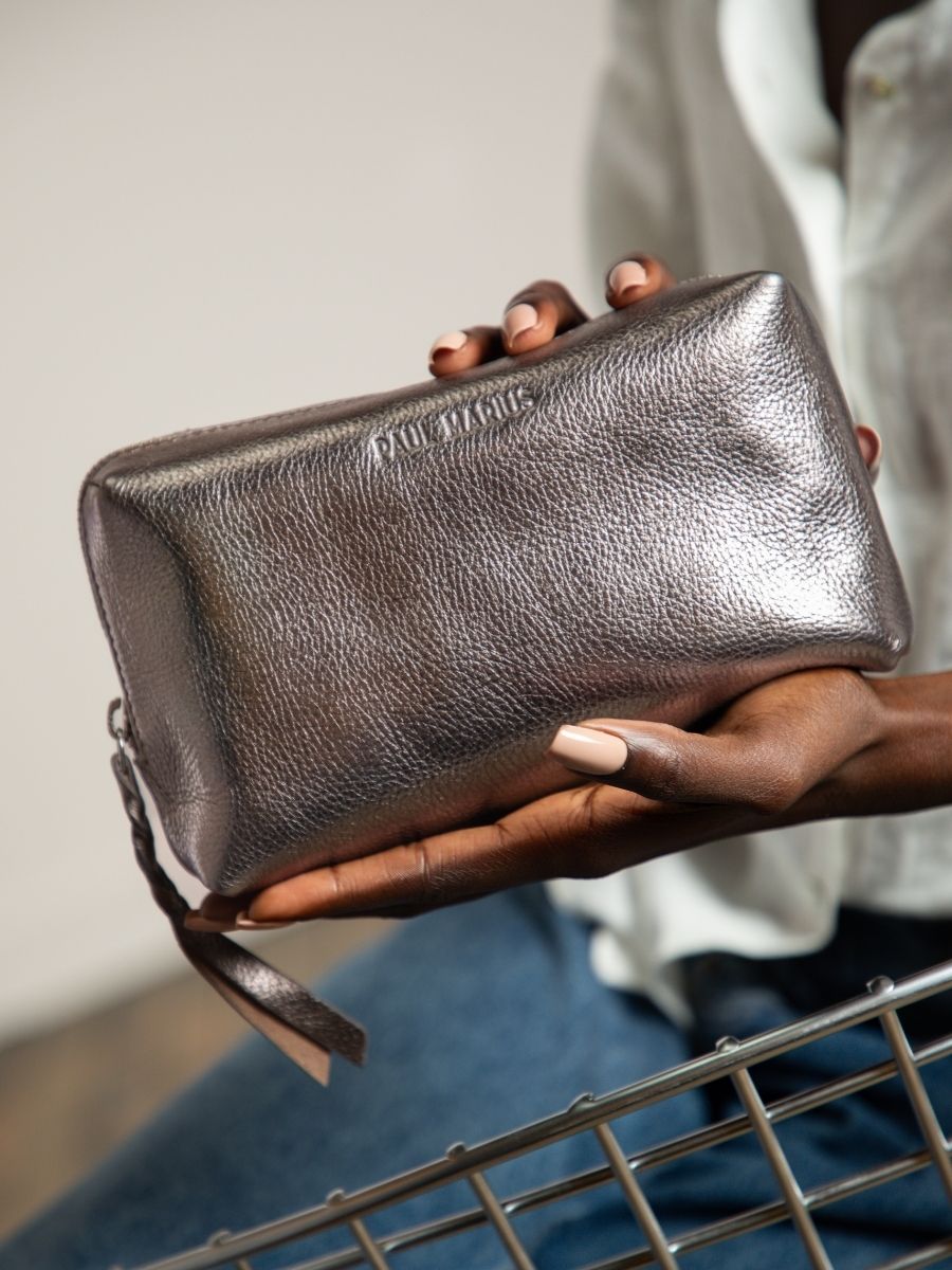 silver-leather-makeup-bag-adele-steel-paul-marius-ambient-picture-m500-gm