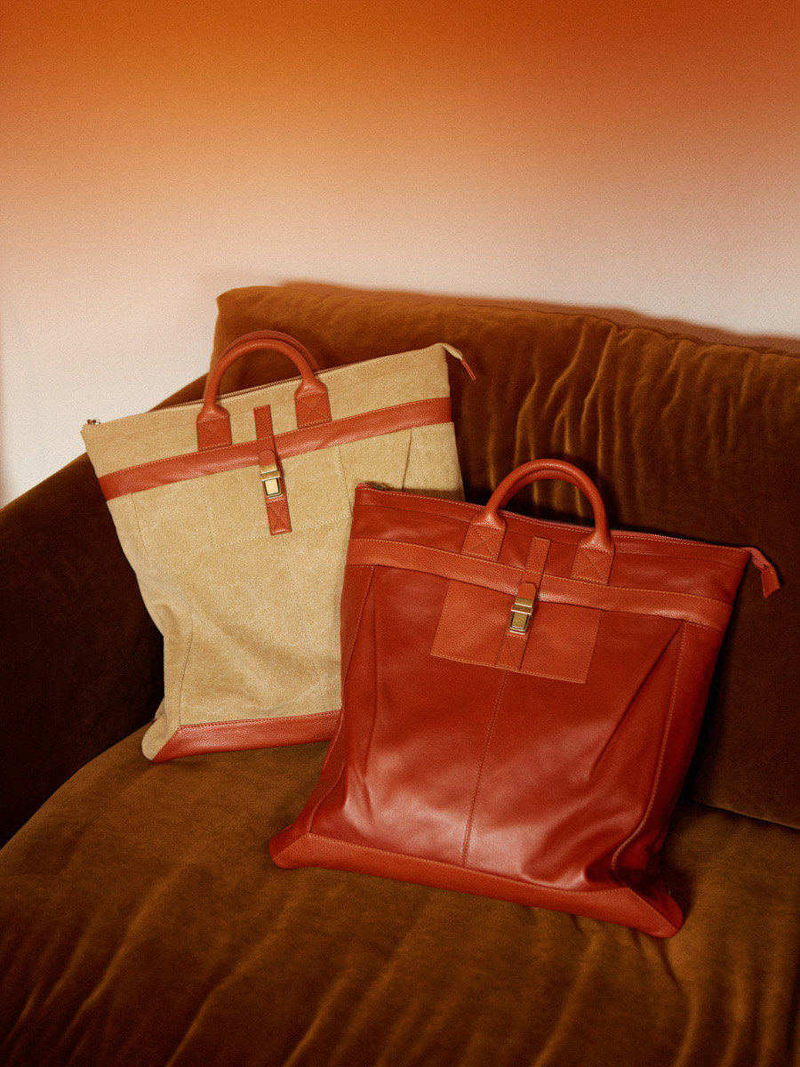 porte-documents-main-sac-a-dos-aviateur-cognac-toile-huile-vue-zoom-matiere-b07-oco-gc
