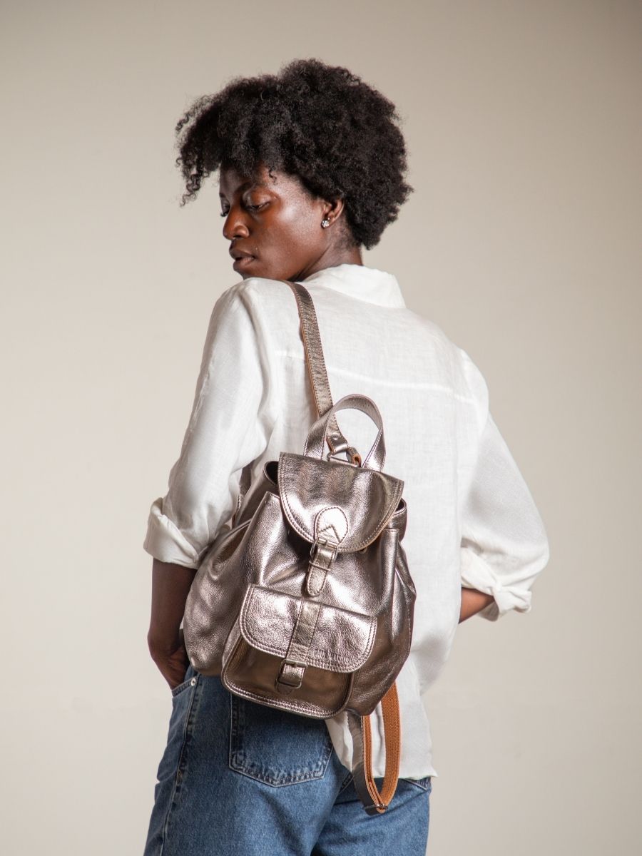 photo-zoom-matiere-sac-a-dos-cuir-argente-lebaroudeur-acier-paul-marius-m40-gm