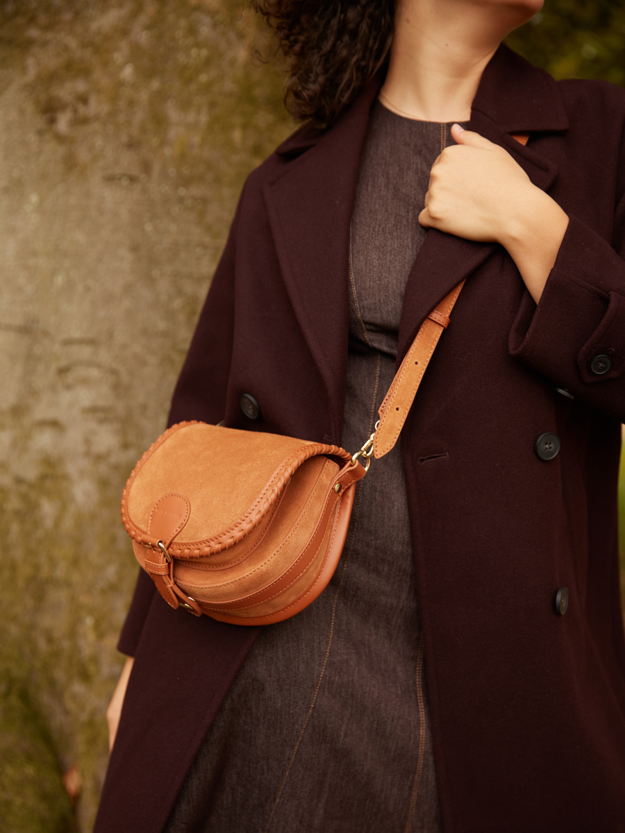 sac-bandouliere-cuir-lebobo-s-marron-vue-portee-w61s-su-mb