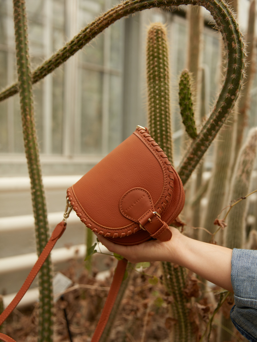 mini-sac-bandouliere-cuir-marron-lebobo-xs-naturel-vue-zoom-matiere-w61xs-l