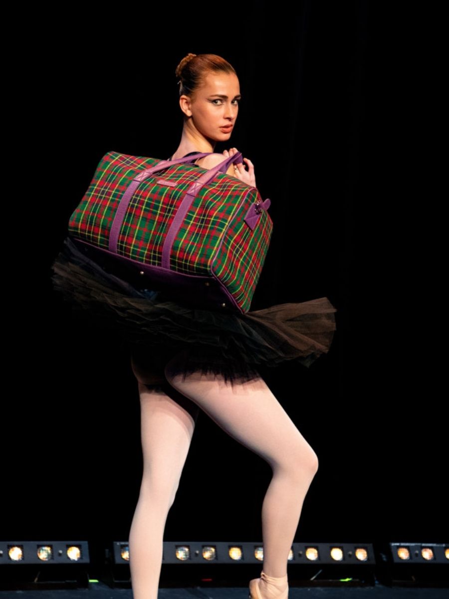 photo-portee-sac-de-voyage-cuir-tissu-tartan-lecabine-versus-paul-marius-m103-sco-gr-p