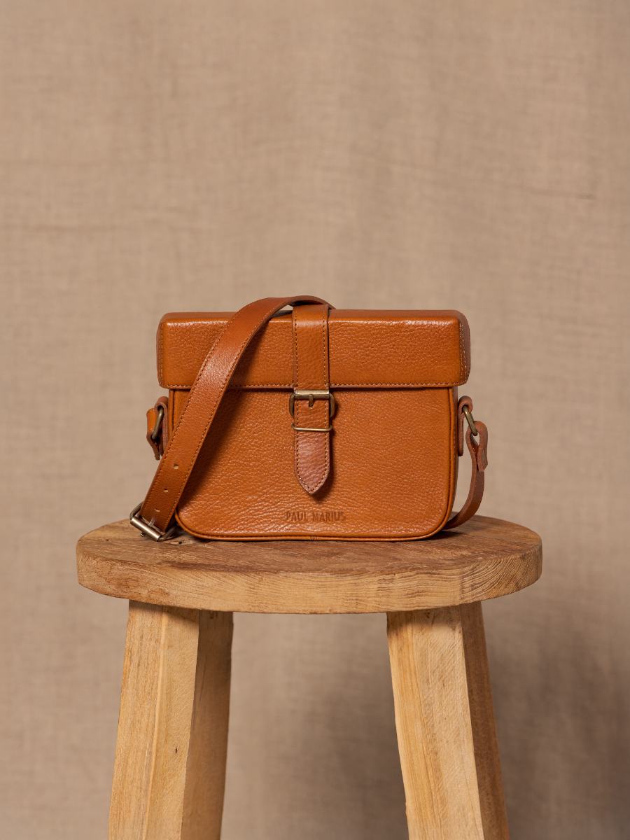  sac-bandouliere-lecoquin-cognac-huile-vue-zoom-matiere-m405-ol
