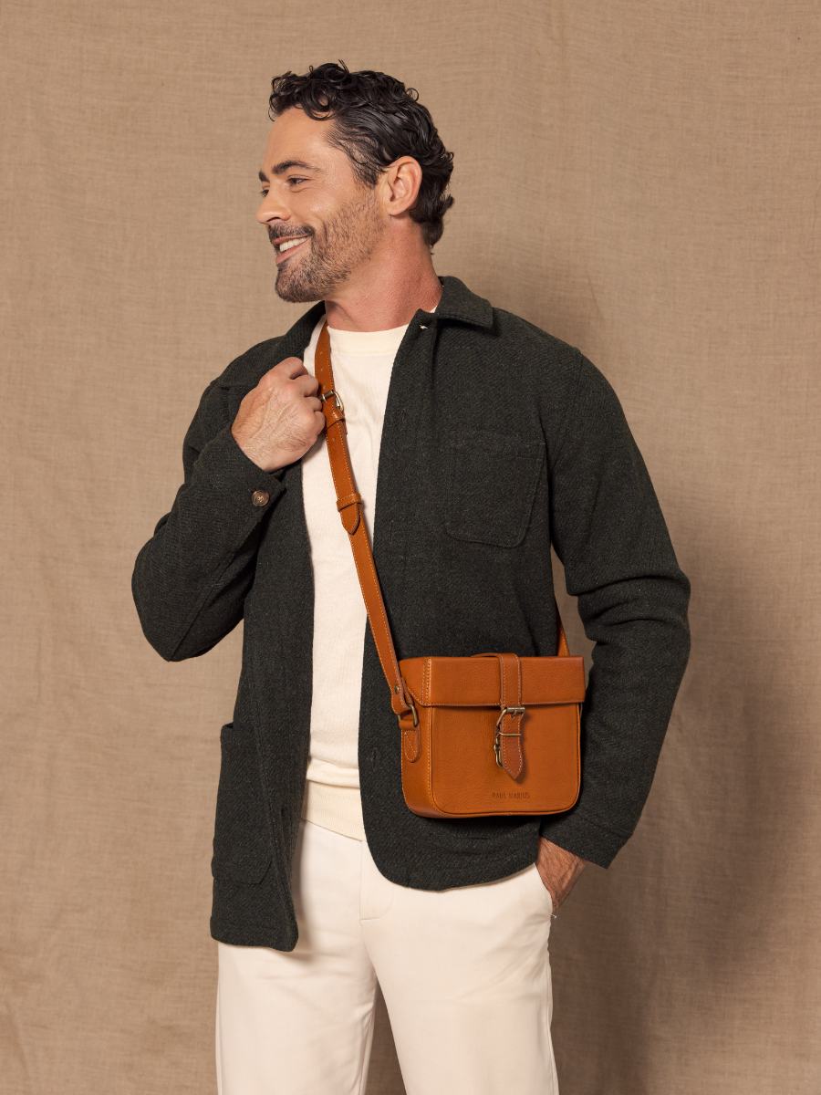  sac-bandouliere-lecoquin-cognac-huile-vue-zoom-matiere-m405-ol