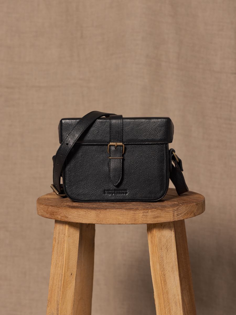  sac-bandouliere-lecoquin-noir-huile-vue-face-m405-obl