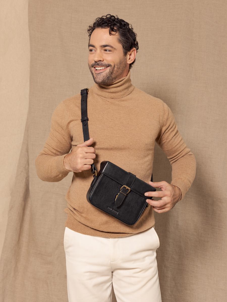  sac-bandouliere-lecoquin-noir-huile-vue-portee-m405-obl