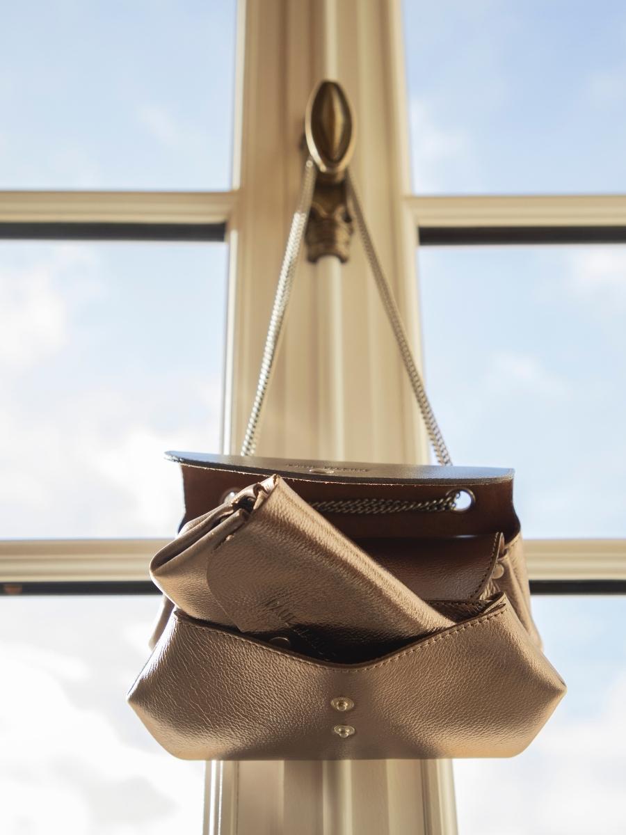 mini-sac-main-argente-legustave-pochette-acier-vue-zoom-matiere-clpl-gm
