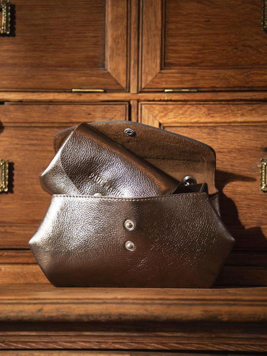 mini-sac-main-argente-legustave-pochette-acier-vue-zoom-matiere-clpl-gm
