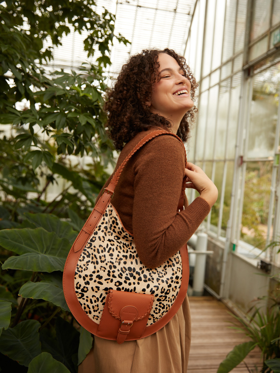 sac-femme-cuir-lehobo-m-beige-léopard-vue-portee