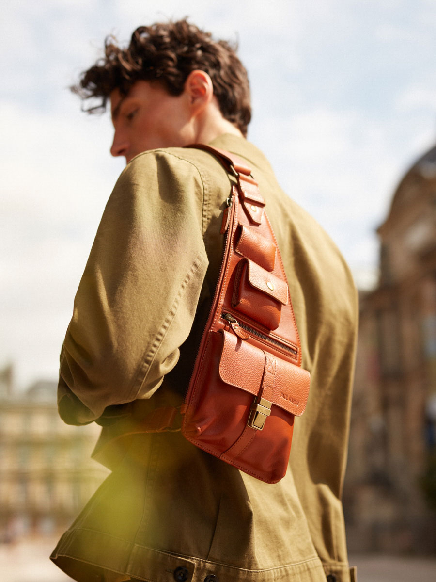 sac-bandouliere-cuir-marron-leholster-cognac-huile-vue-portee-w62-oco