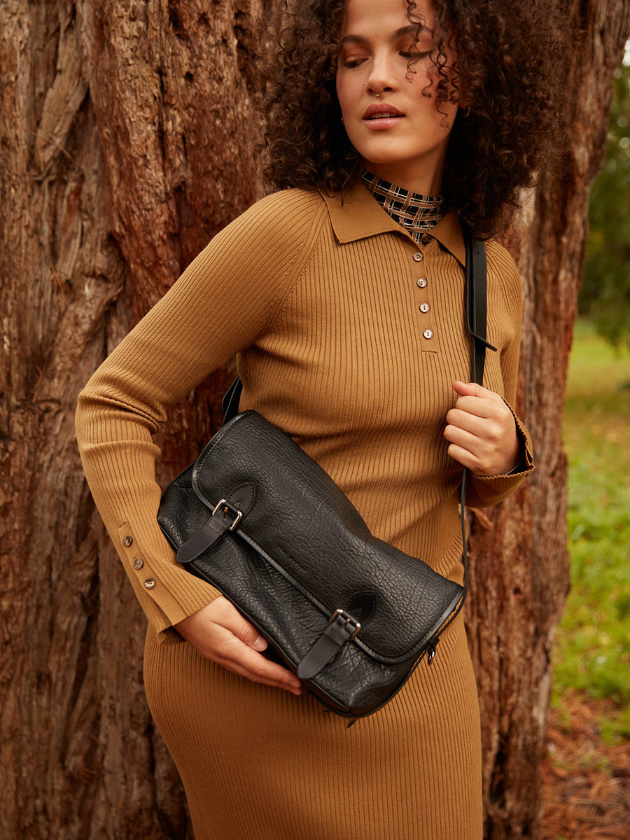 sac-bandouliere-cuir-loulou-noir-vue-portee