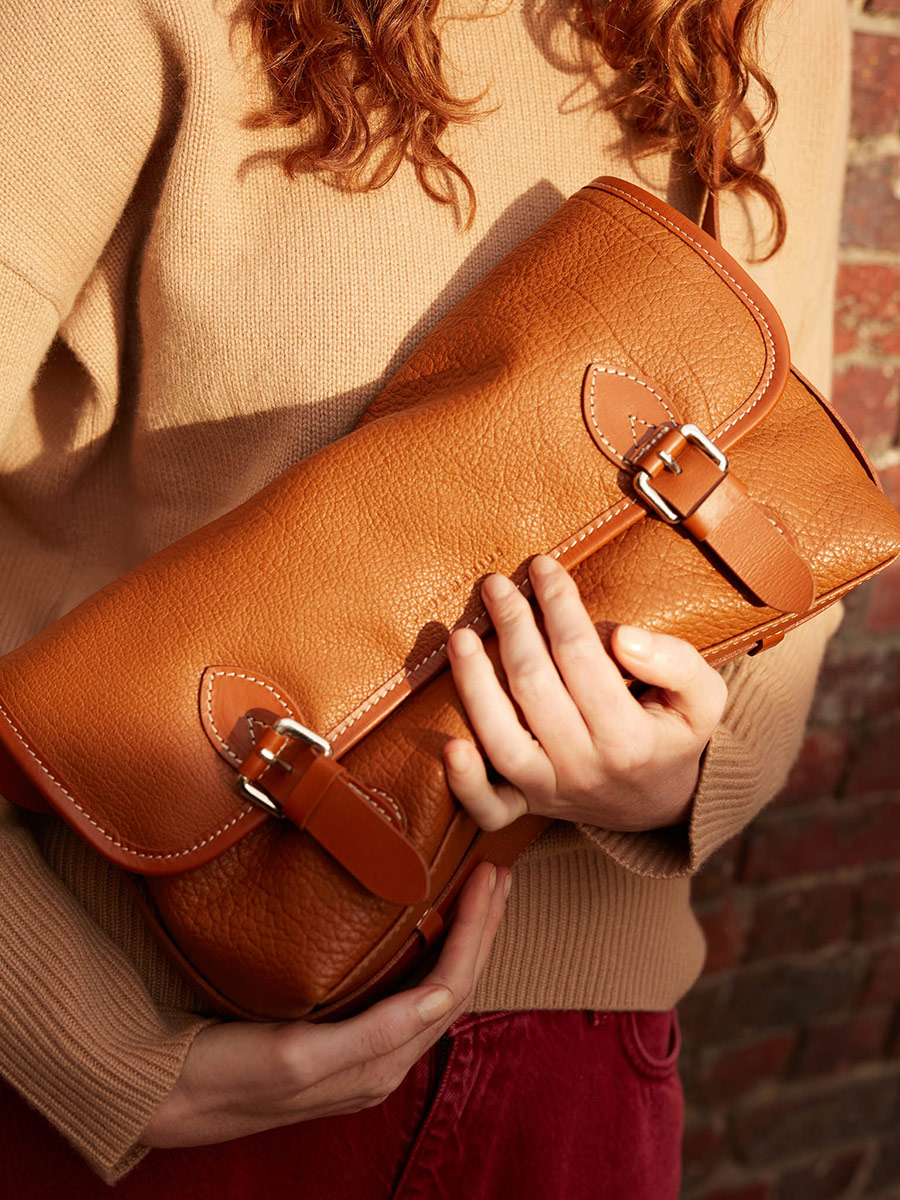 sac-bandouliere-cuir-loulou-naturel-zoom-matiere