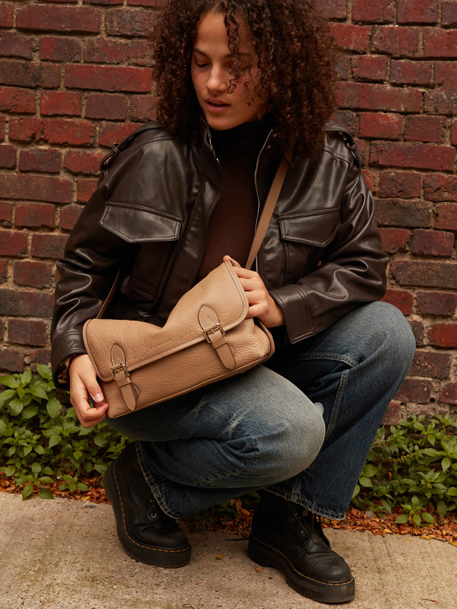 sac-bandouliere-cuir-loulou-taupe-zoom-matiere