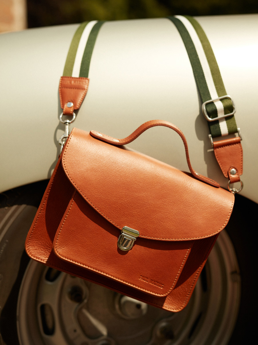 sac-bandouliere-cuir-marron-mademoiselle-george-le-mans-classic-2025-vue-portee-w05-lemans25-l