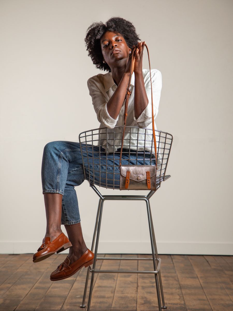 silver-leather-shoulder-bag-lindispensable-steel-paul-marius-ambient-picture-w08-gm