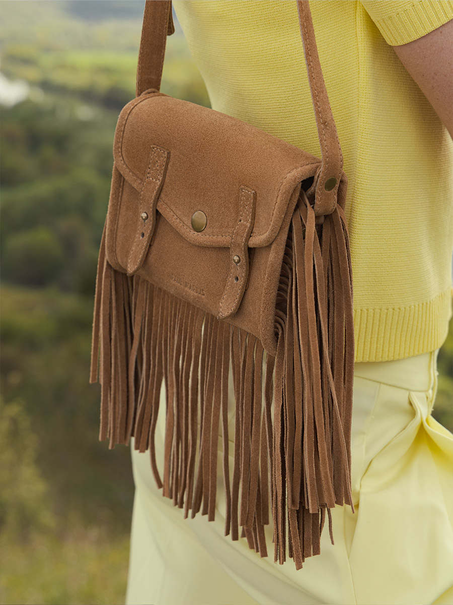 sac-bandouliere-franges-marron-lemini-indispensable-folk-havane-vue-cote-w08s-fol-su-l