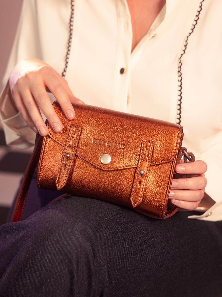 photo-vue-zoom-matiere-sac-bandouliere-cuir-cuivre-lemini-indispensable-ginger-paul-marius-w08s-m-o