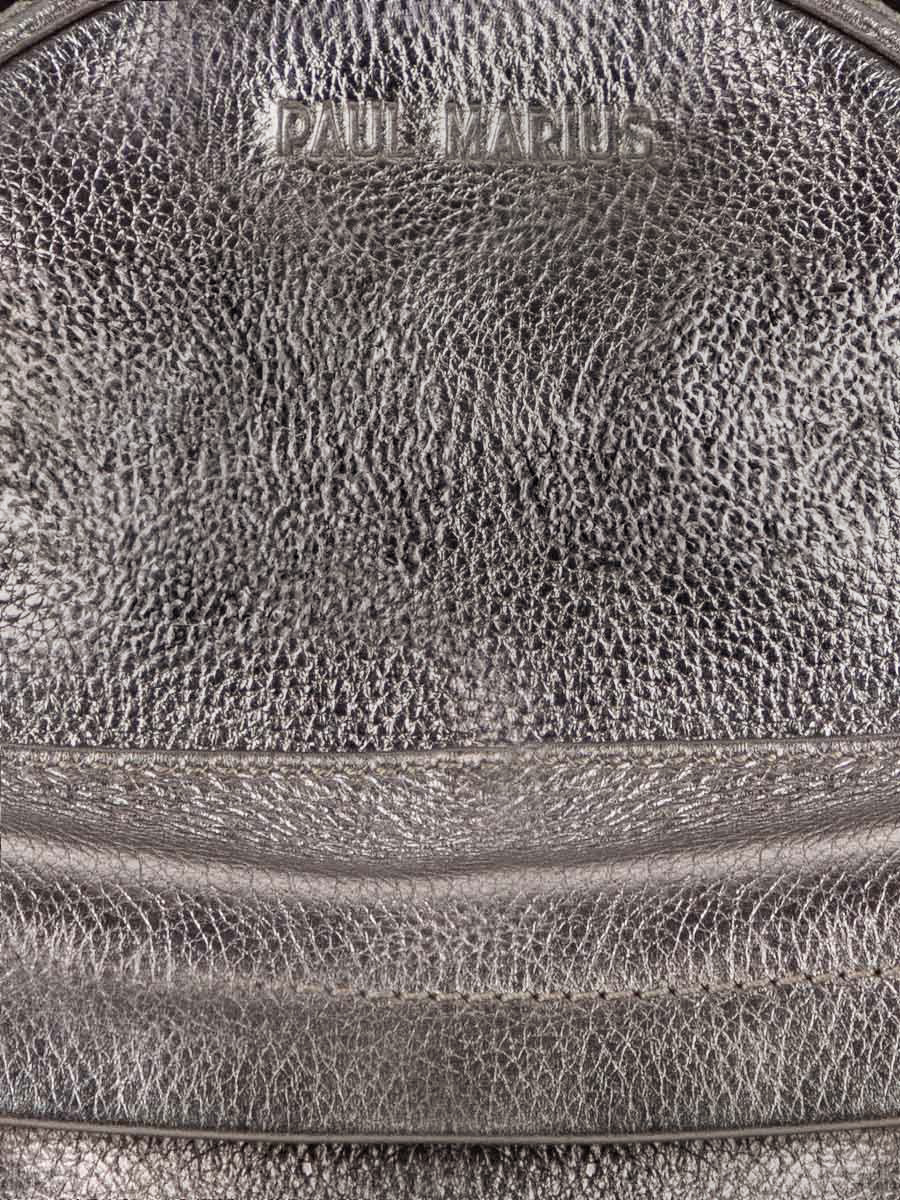 photo-vue-zoom-matiere-petit-sac-a-dos-cuir-femme-argente-lemini-intrepide-acier-paul-marius-m37s-gm