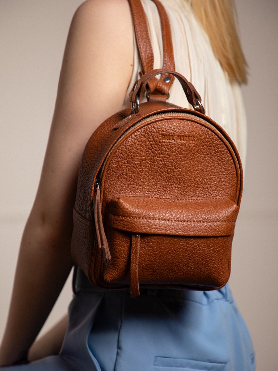 photo-vue-zoom-matiere-petit-sac-a-dos-cuir-femme-marron-lemini-intrepide-naturel-paul-marius-m37s-l