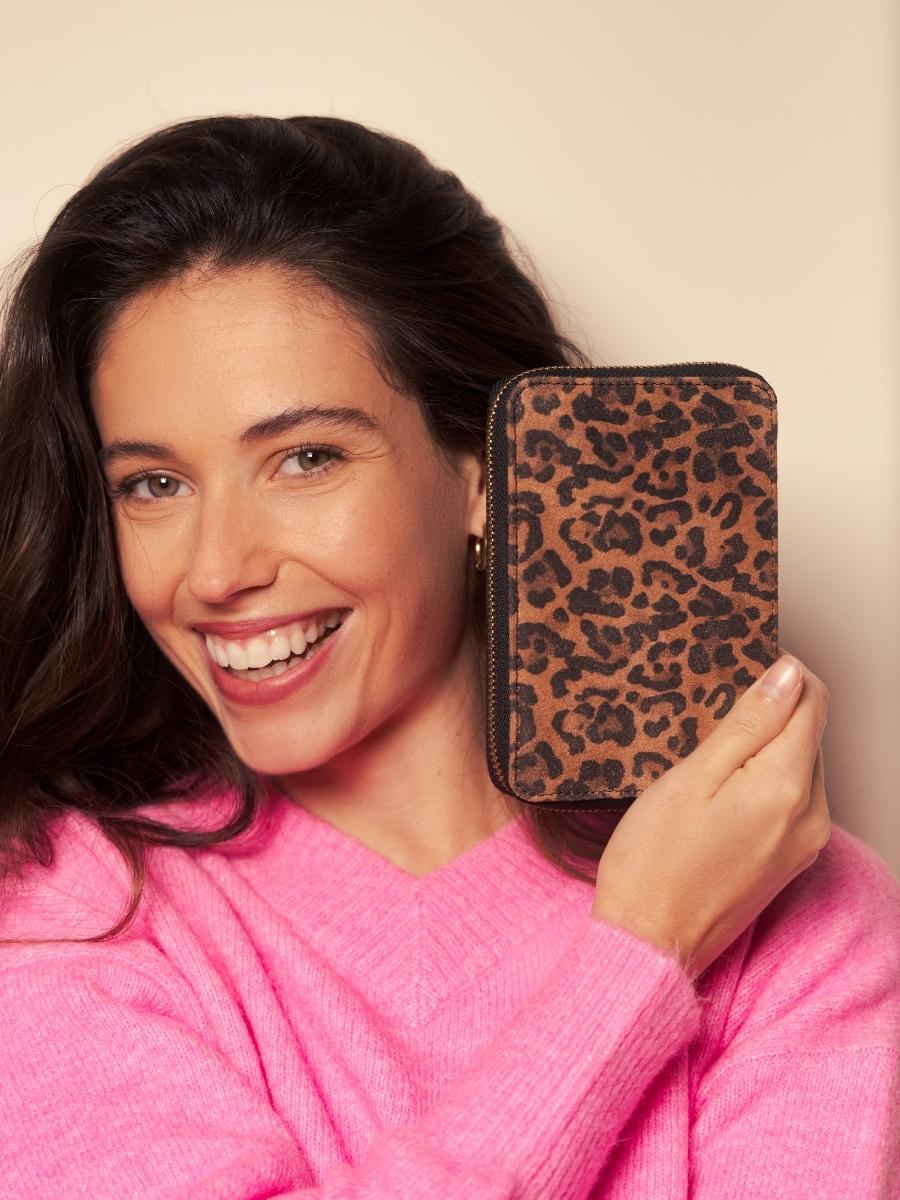 portefeuille-alice-leopard-noir-vue-face-m76-lp-b