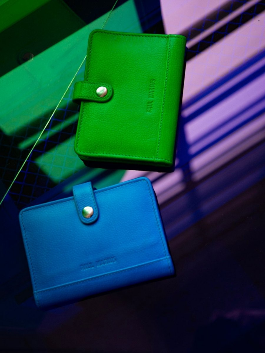 photo-vue-zoom-matiere-portefeuille-cuir-orange-leportefeuille-jeanne-neon-paul-marius-m34-ne-blu