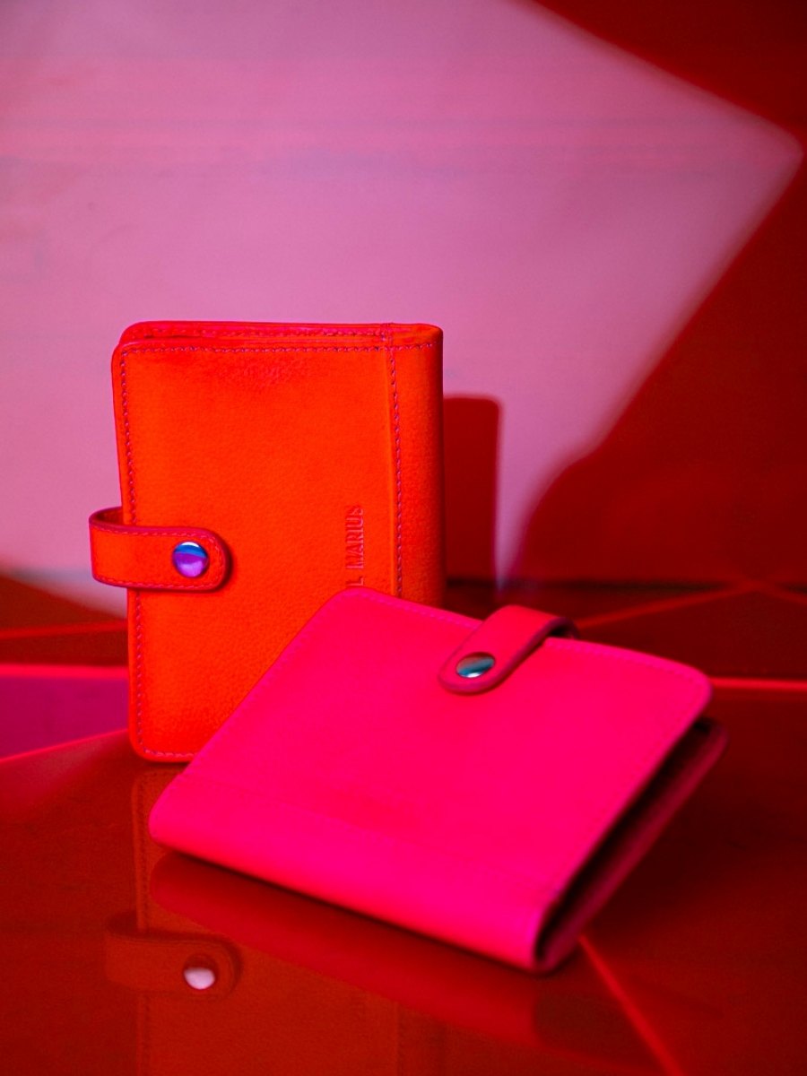 photo-vue-zoom-matiere-portefeuille-cuir-orange-leportefeuille-jeanne-neon-paul-marius-m34-ne-o