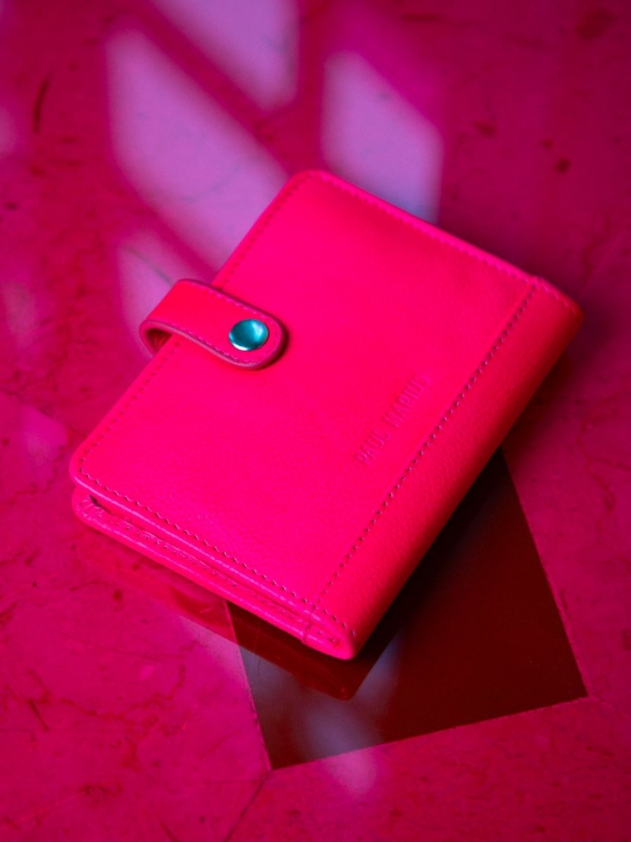 photo-vue-zoom-matiere-portefeuille-cuir-rose-leportefeuille-jeanne-neon-paul-marius-m34-ne-pi