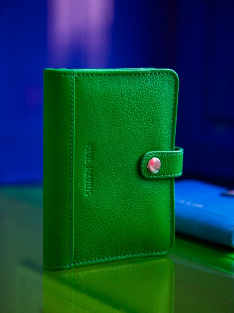 photo-vue-zoom-matiere-portefeuille-cuir-vert-leportefeuille-jeanne-neon-paul-marius-m34-ne-gr