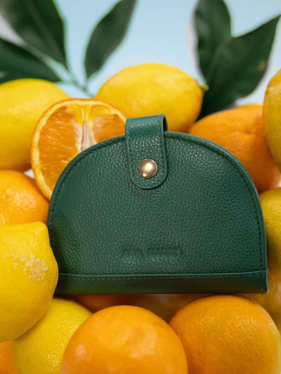 photo-vue-de-cote-portefeuille-cuir-vert-femme-leportefeuille-manon-n2-azur-vert-imperial-paul-marius-m33-az-gr