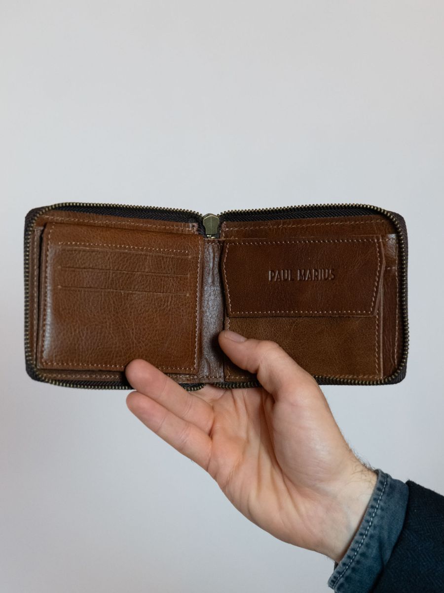 photo-vue-portee-portefeuille-cuir-unisexe-marron-leportefeuille-paul-tabac-paul-marius-wallet-mk