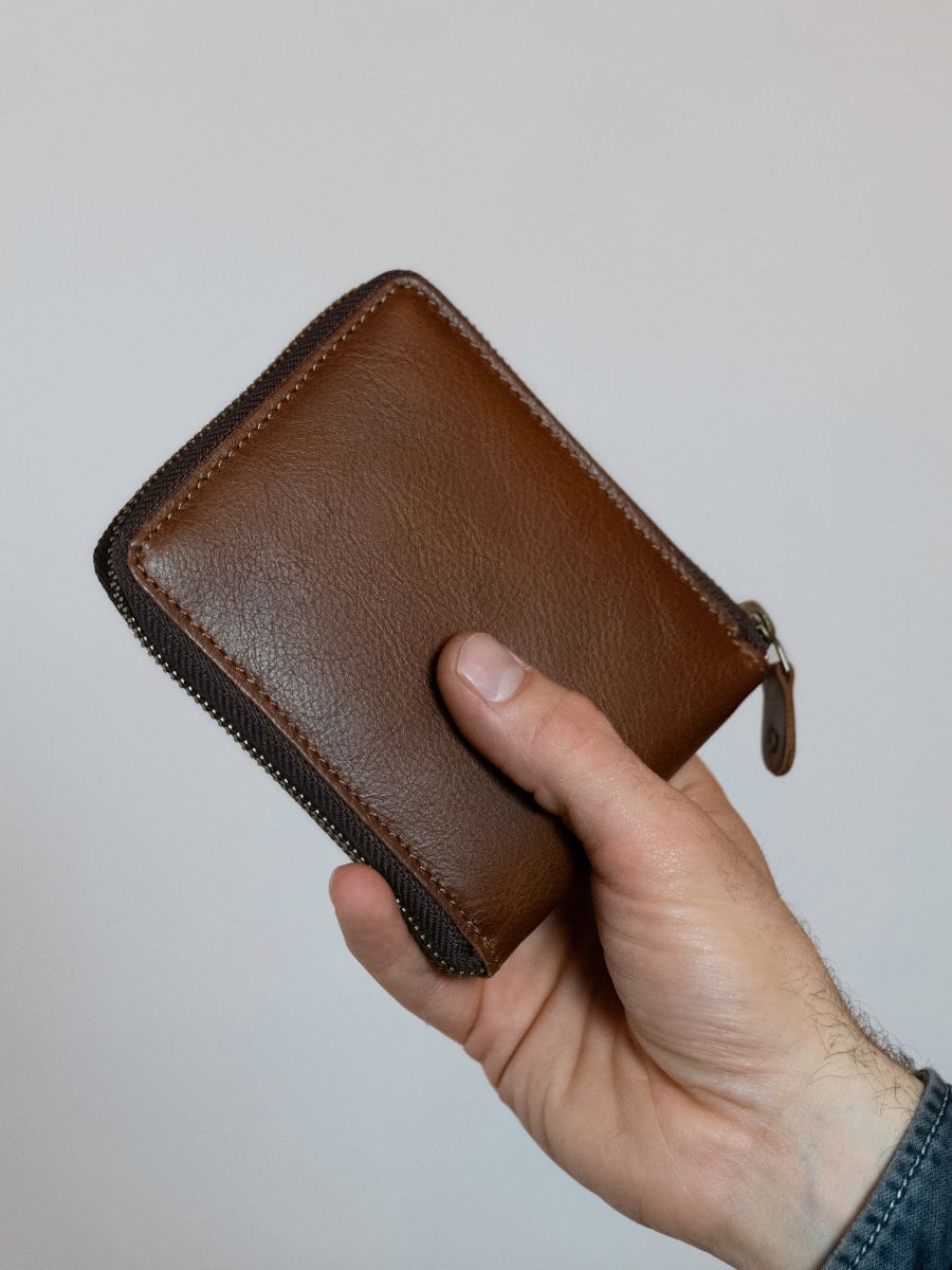photo-vue-de-face-portefeuille-cuir-unisexe-marron-leportefeuille-paul-tabac-paul-marius-wallet-mk