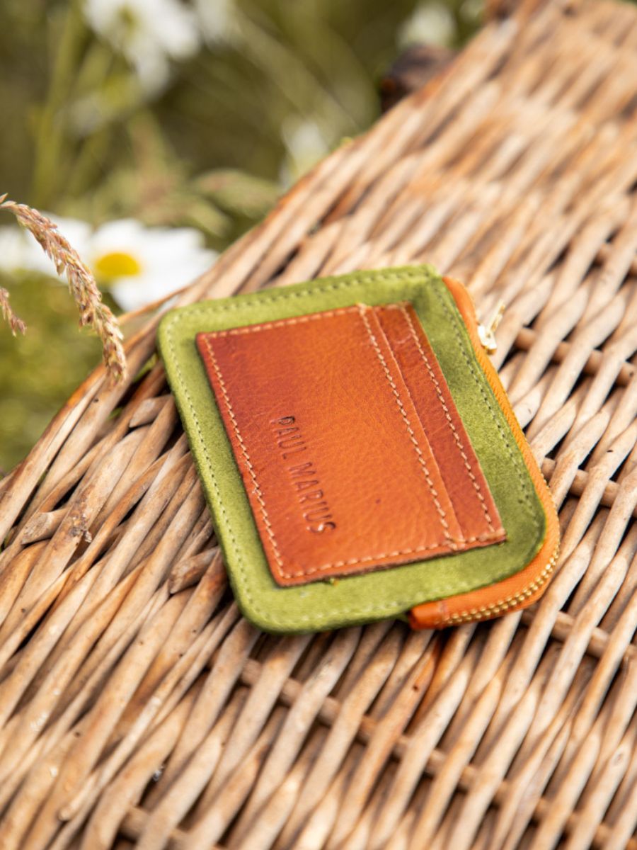 photo-vue-portee-portefeuille-cuir-pour-homme-marron-kaki-leporte-monnaie-augustin-nomade-paul-marius-m68-oco-gr