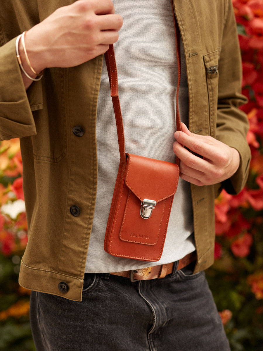 sac-telephone-cuir-marron-leporte-telephone-cognac-vue-portee-m88-co