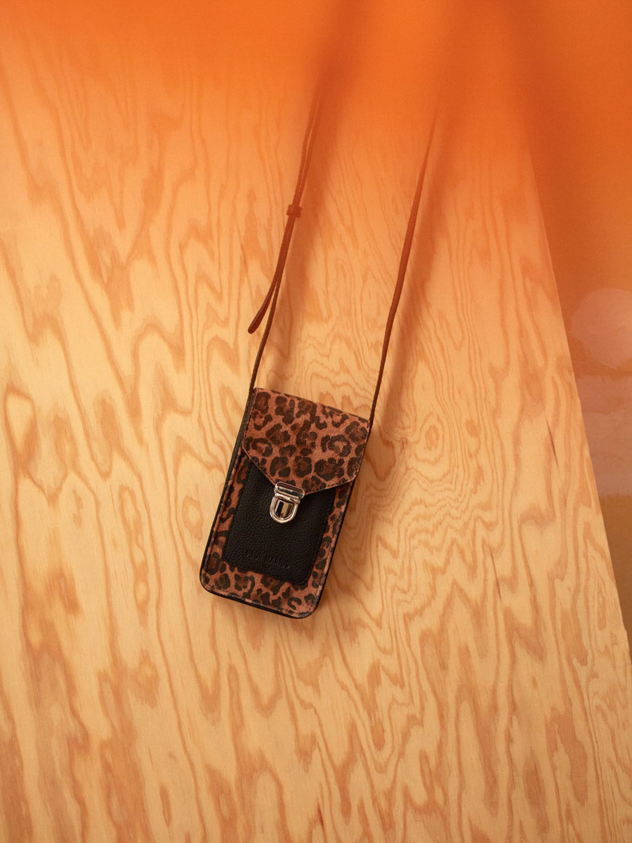 sac-telephone-cuir-leporte-telephone-leopard-noir-vue-portee-m88-lp-b