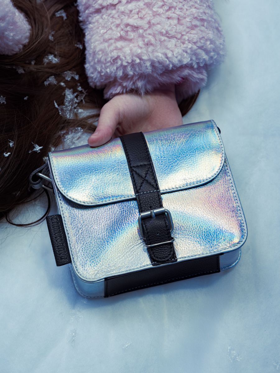  sac-bandouliere-essentiel-givre-holographique-noir-vue-face-m21-giv