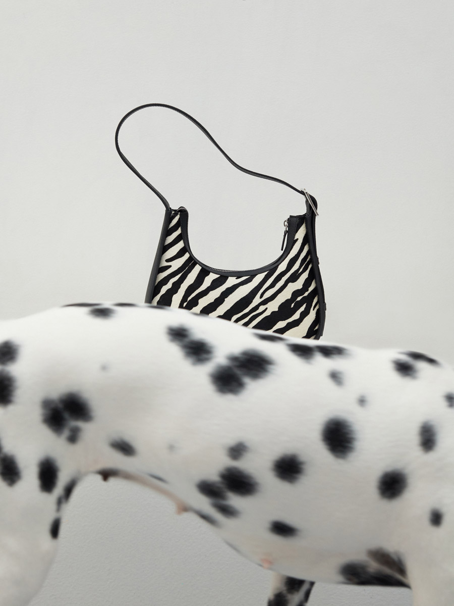 sac-baguette-victoire-xs-tigre-cuir-femme-noir-blanc-vue-portée-w54xs-ti-b-w    