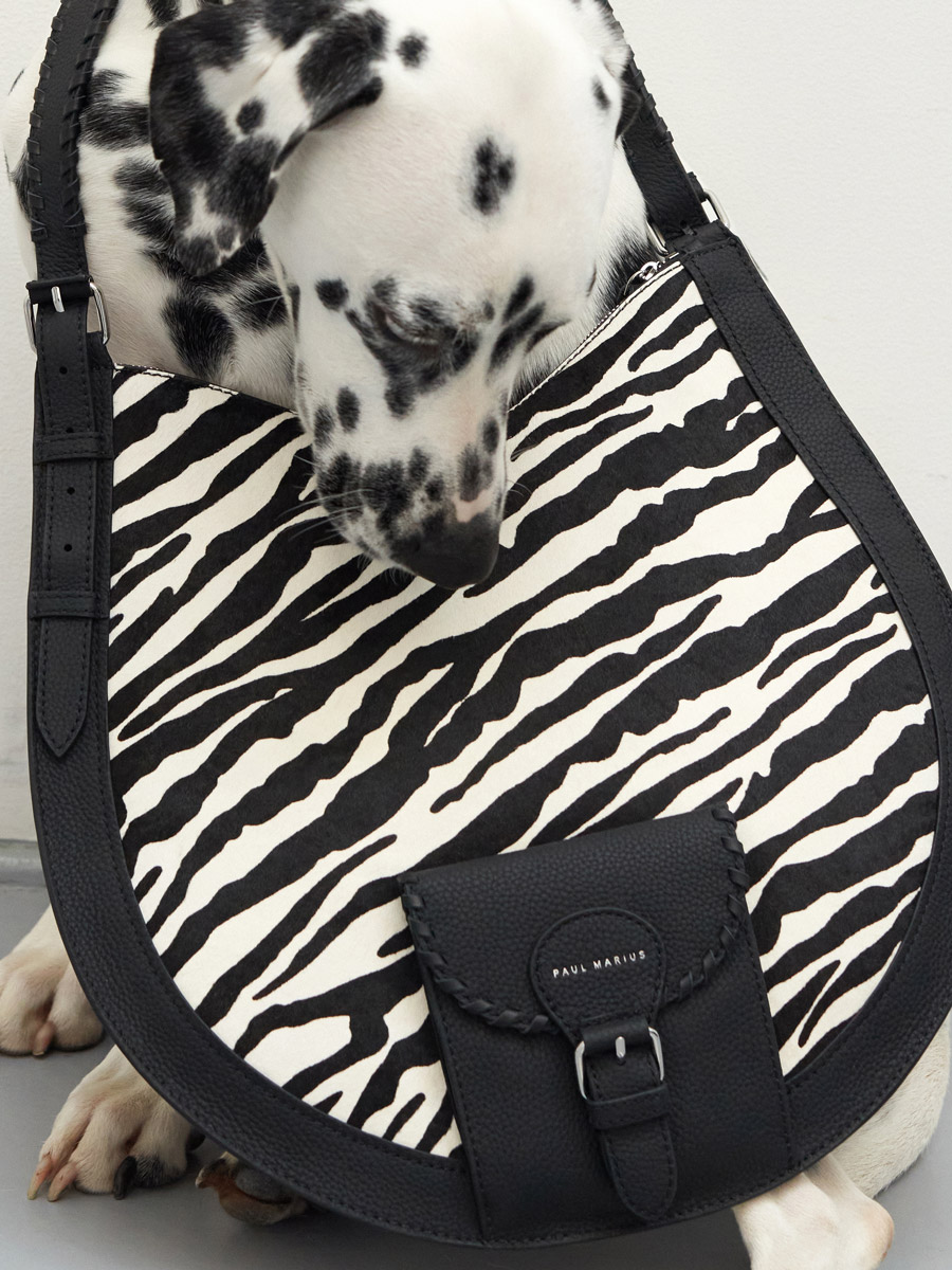 sac-hobo-femme-cuir-noir-blanc-m-vue-portee-w60m-ti-b-w