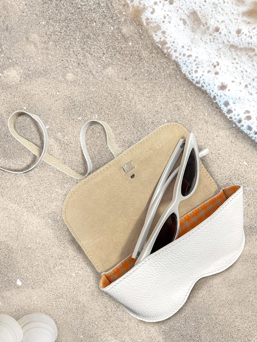 photo-vue-portee-etui-a-lunettes-cuir-femme-blanc-l-etui-a-lunettes-vedette-paul-marius-m49-w