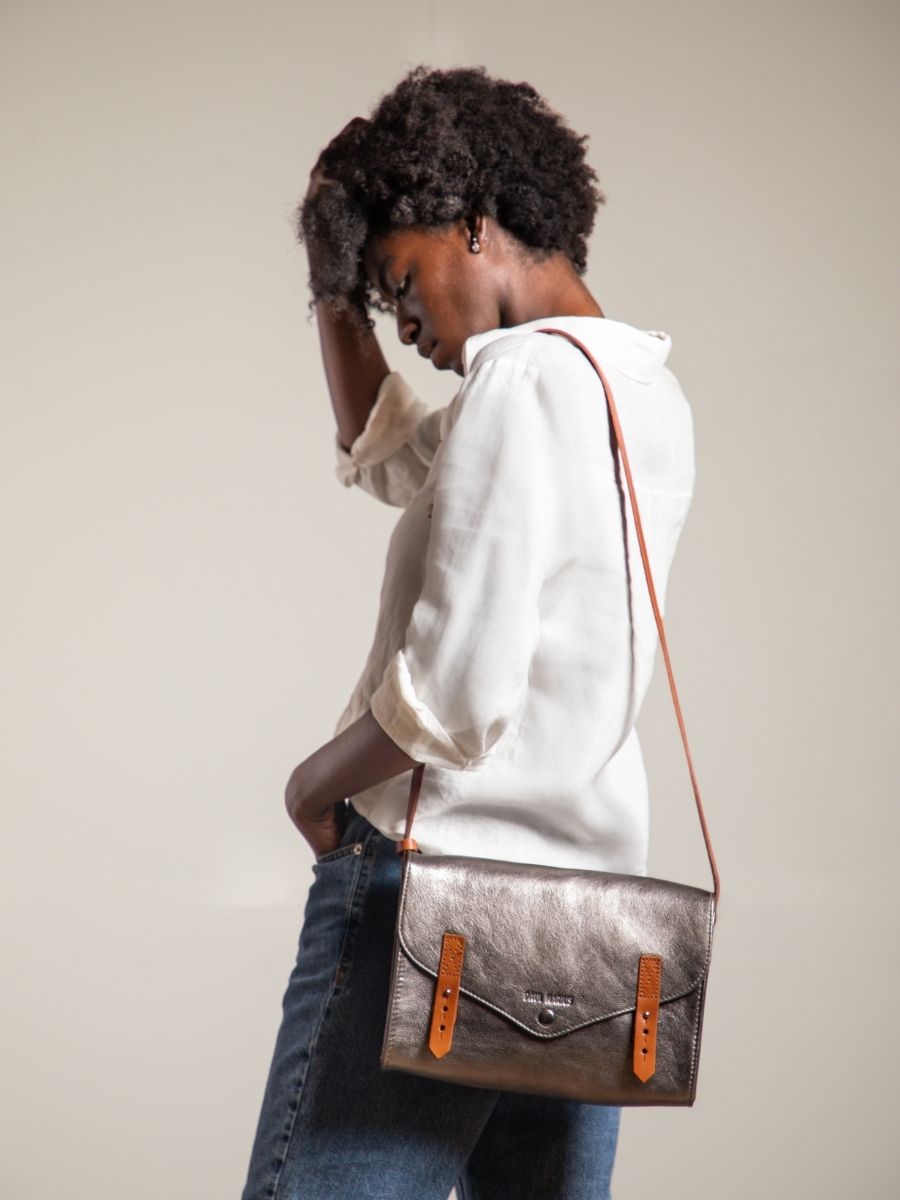 silver-leather-shoulder-bag-lindispensable-steel-paul-marius-ambient-picture-w08-gm
