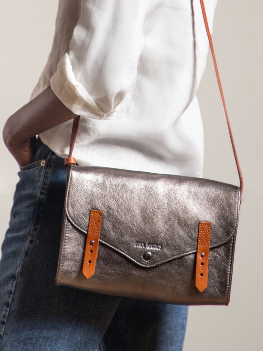 photo-zoom-matiere-sac-bandouliere-cuir-argente-lindispensable-acier-paul-marius-w08-gm